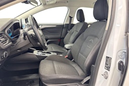 valkoinen Ford Focus 2019 kuva 10.