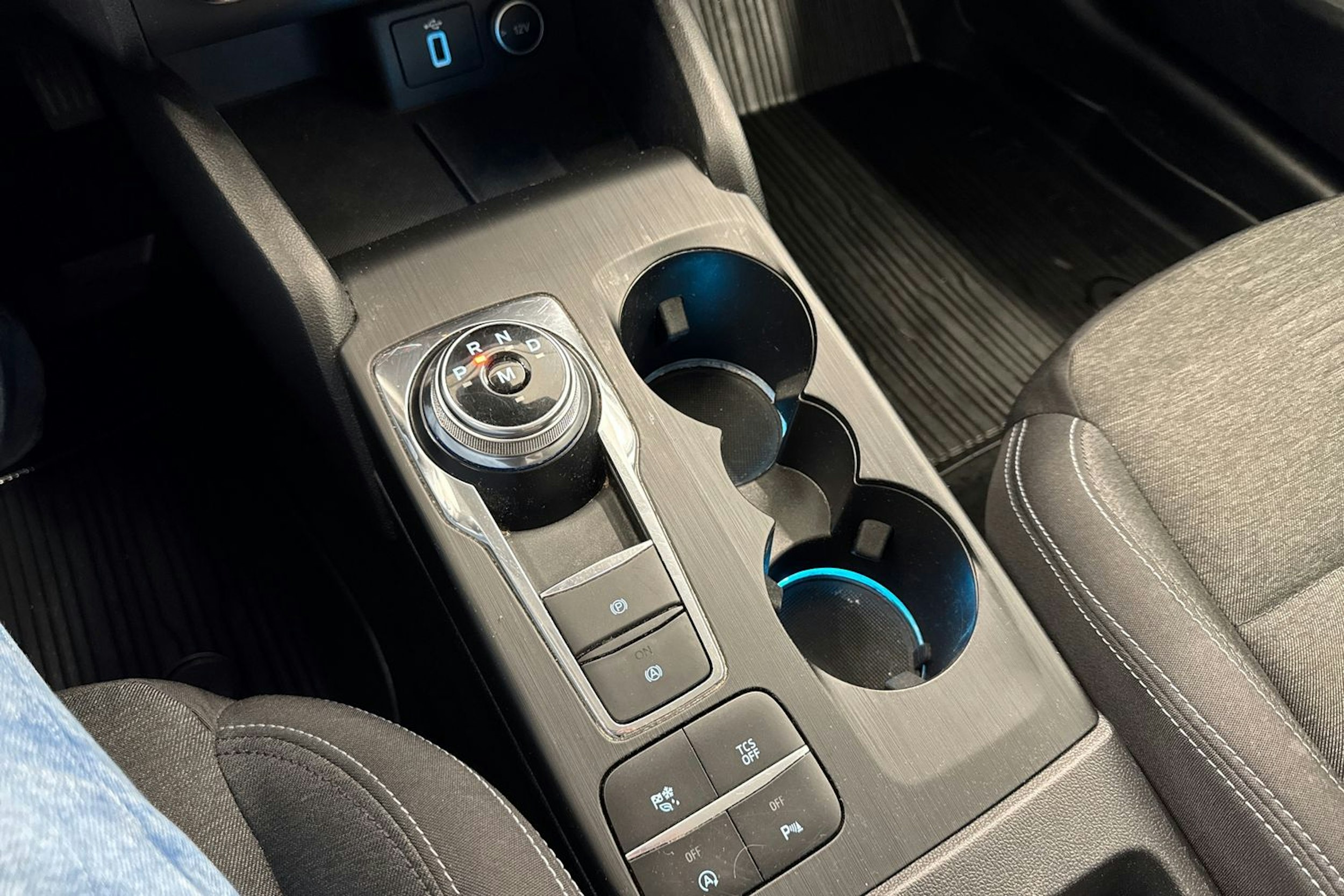valkoinen Ford Focus 2019 kuva 16.