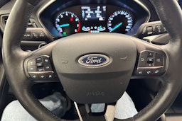valkoinen Ford Focus 2019 kuva 17.
