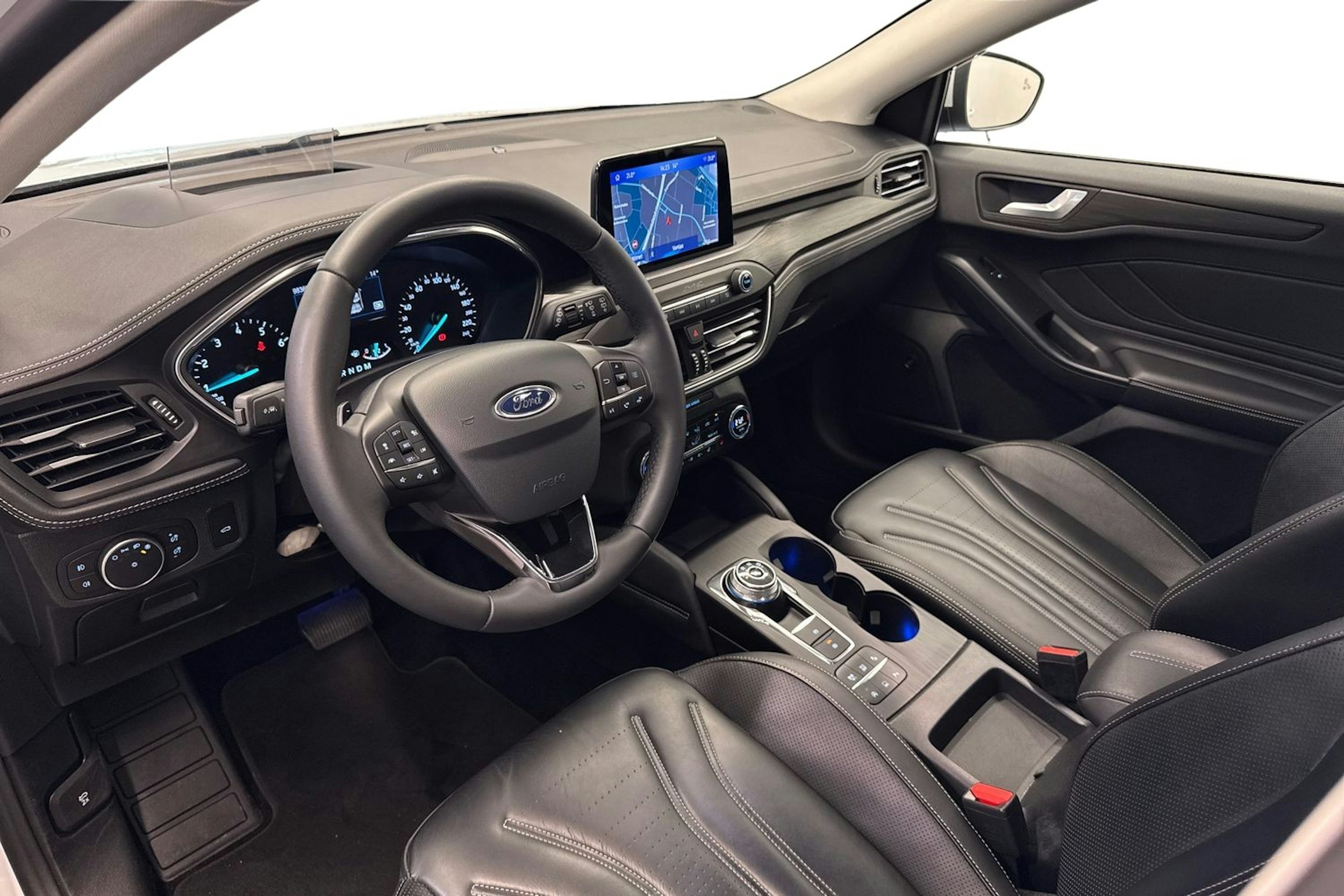 valkoinen Ford Focus 2019 kuva 7.