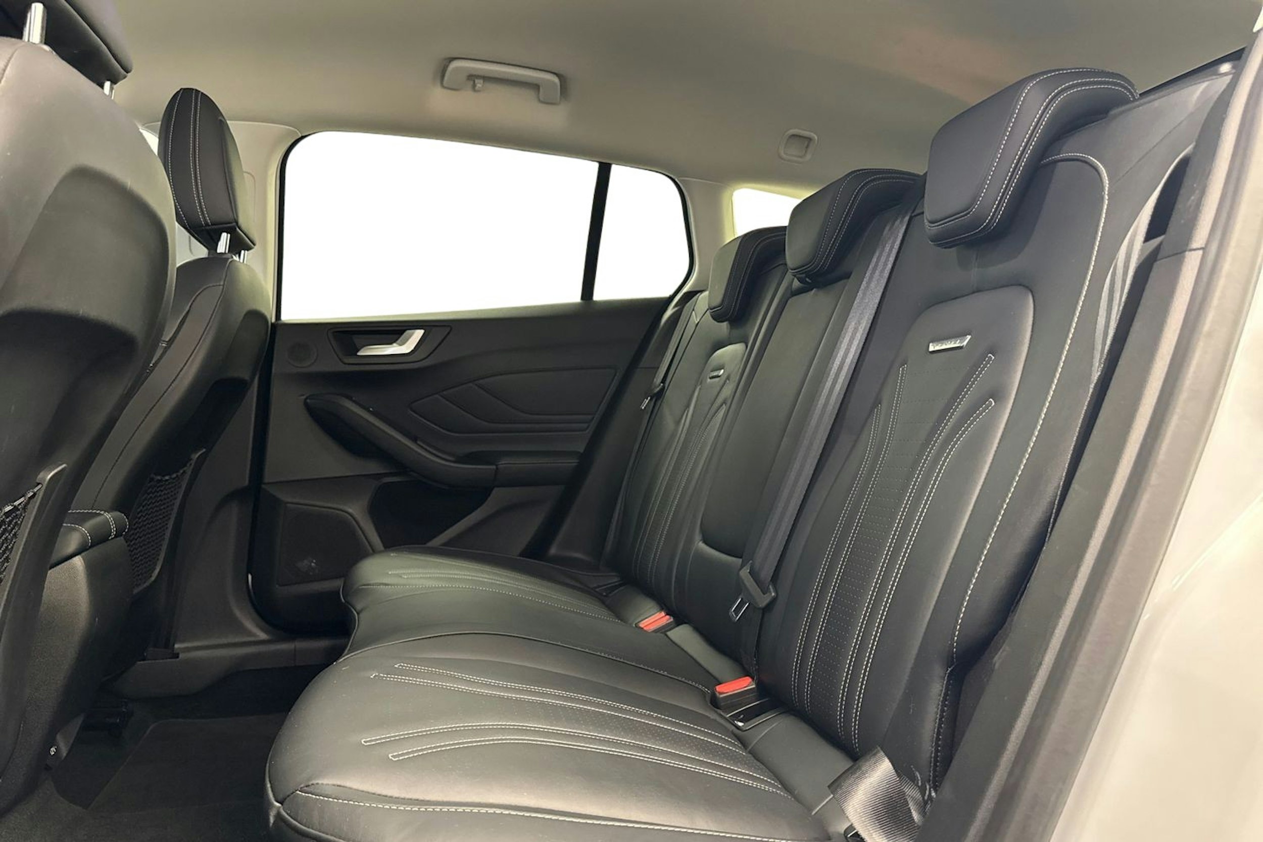 valkoinen Ford Focus 2019 kuva 10.