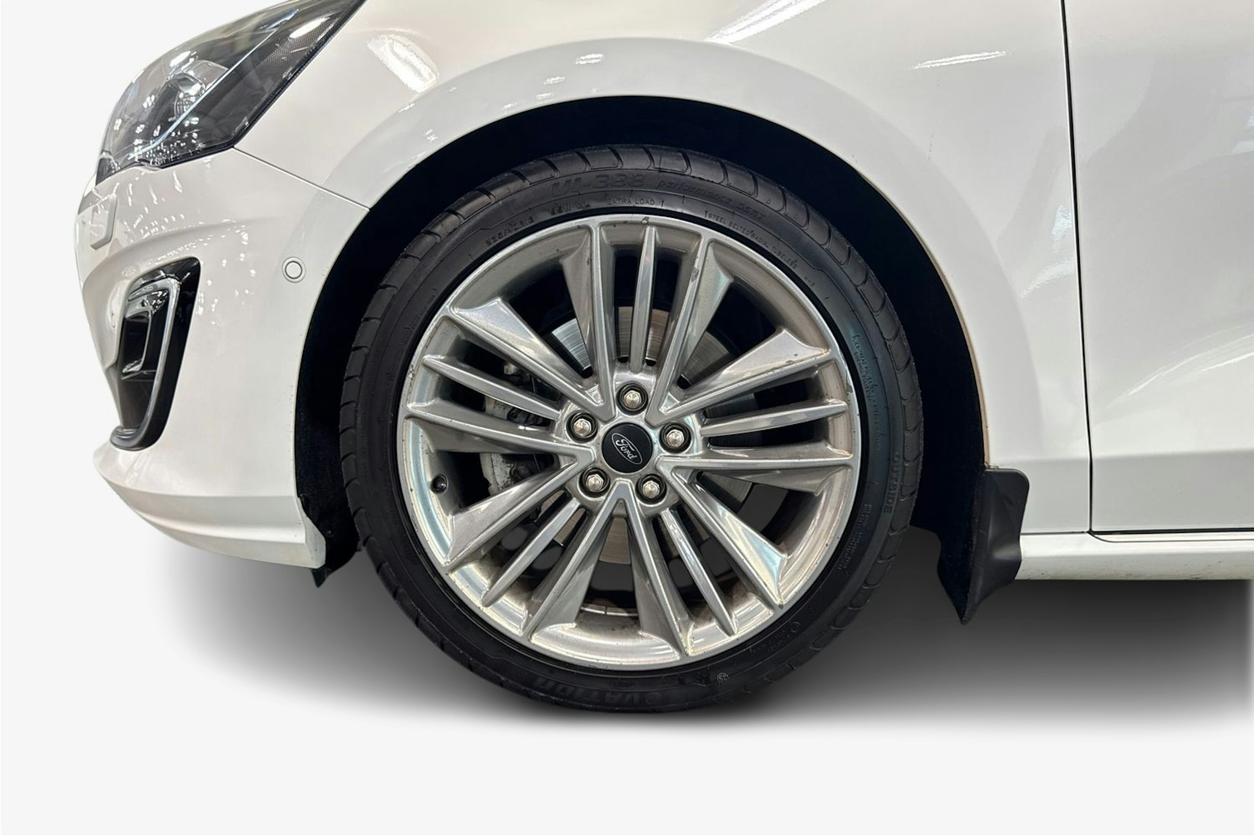 valkoinen Ford Focus 2019 kuva 11.