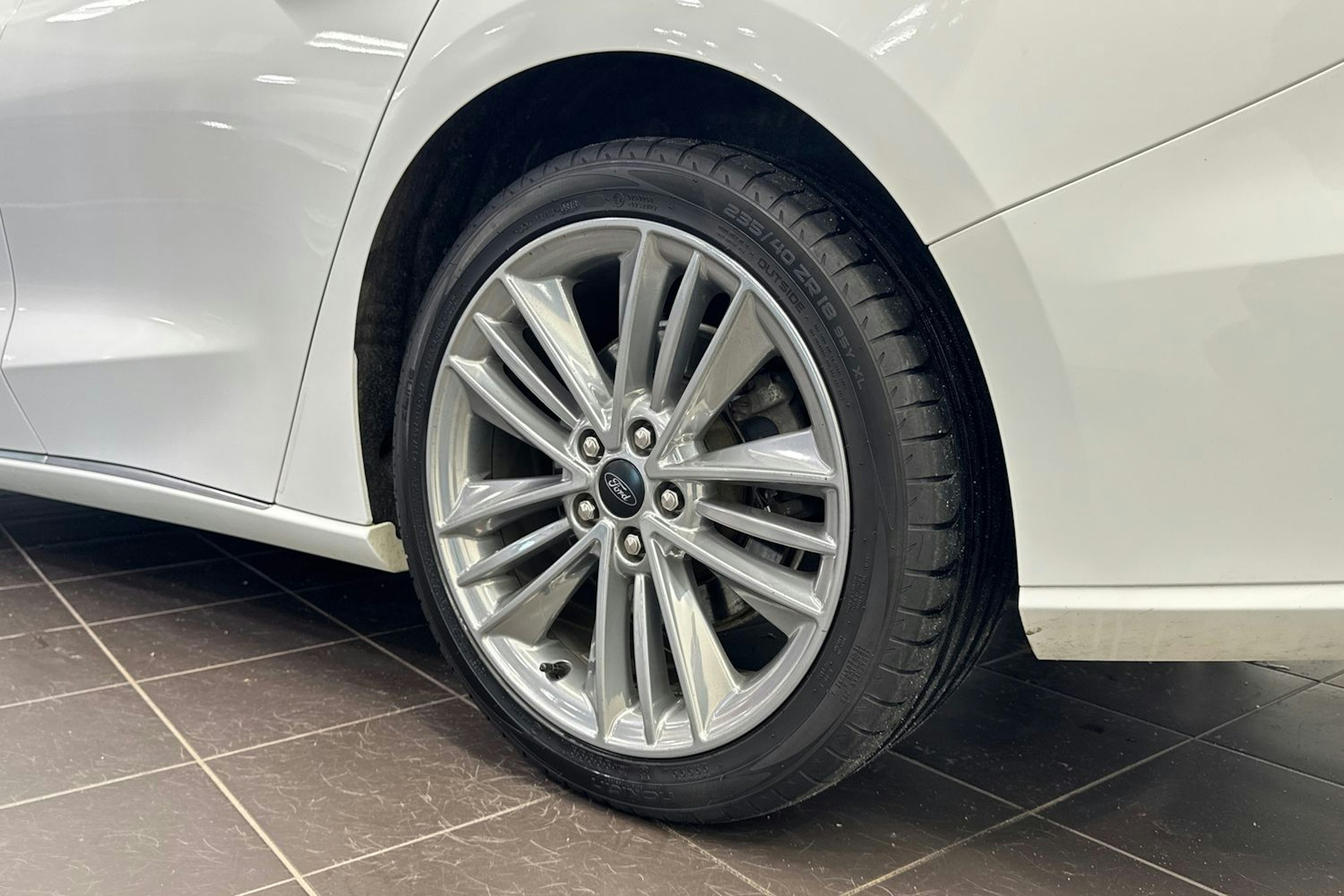 valkoinen Ford Focus 2019 kuva 13.
