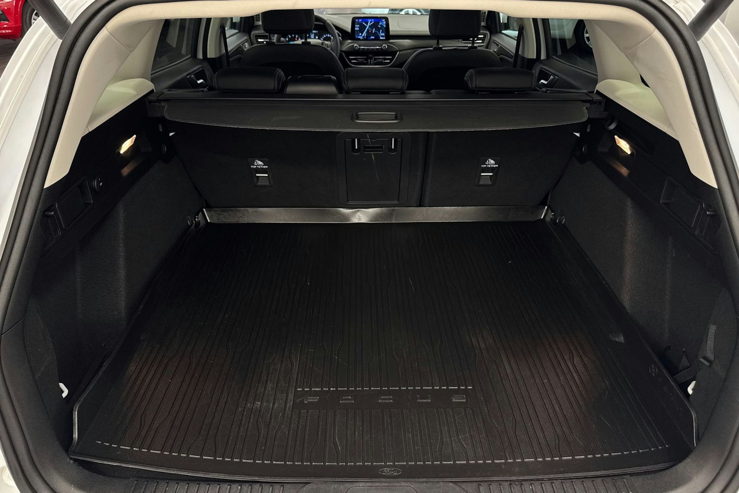 valkoinen Ford Focus 2019 kuva 14.