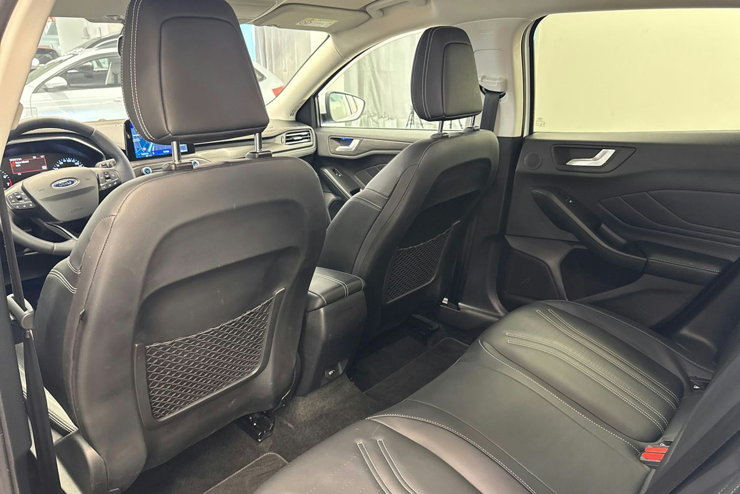 valkoinen Ford Focus 2019 kuva 16.