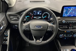 valkoinen Ford Focus 2019 kuva 18.