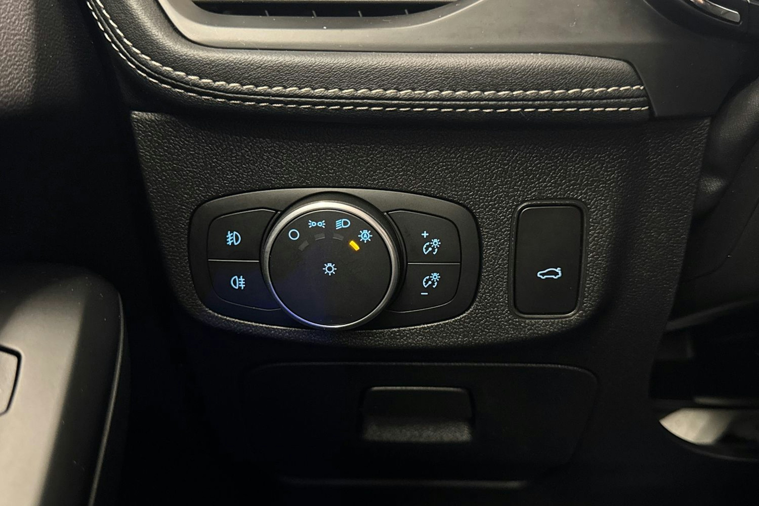 valkoinen Ford Focus 2019 kuva 20.