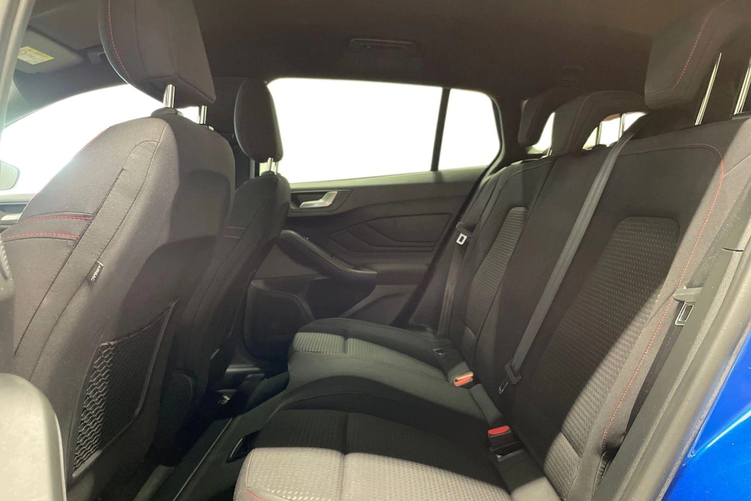 sininen Ford Focus 2019 kuva 8.