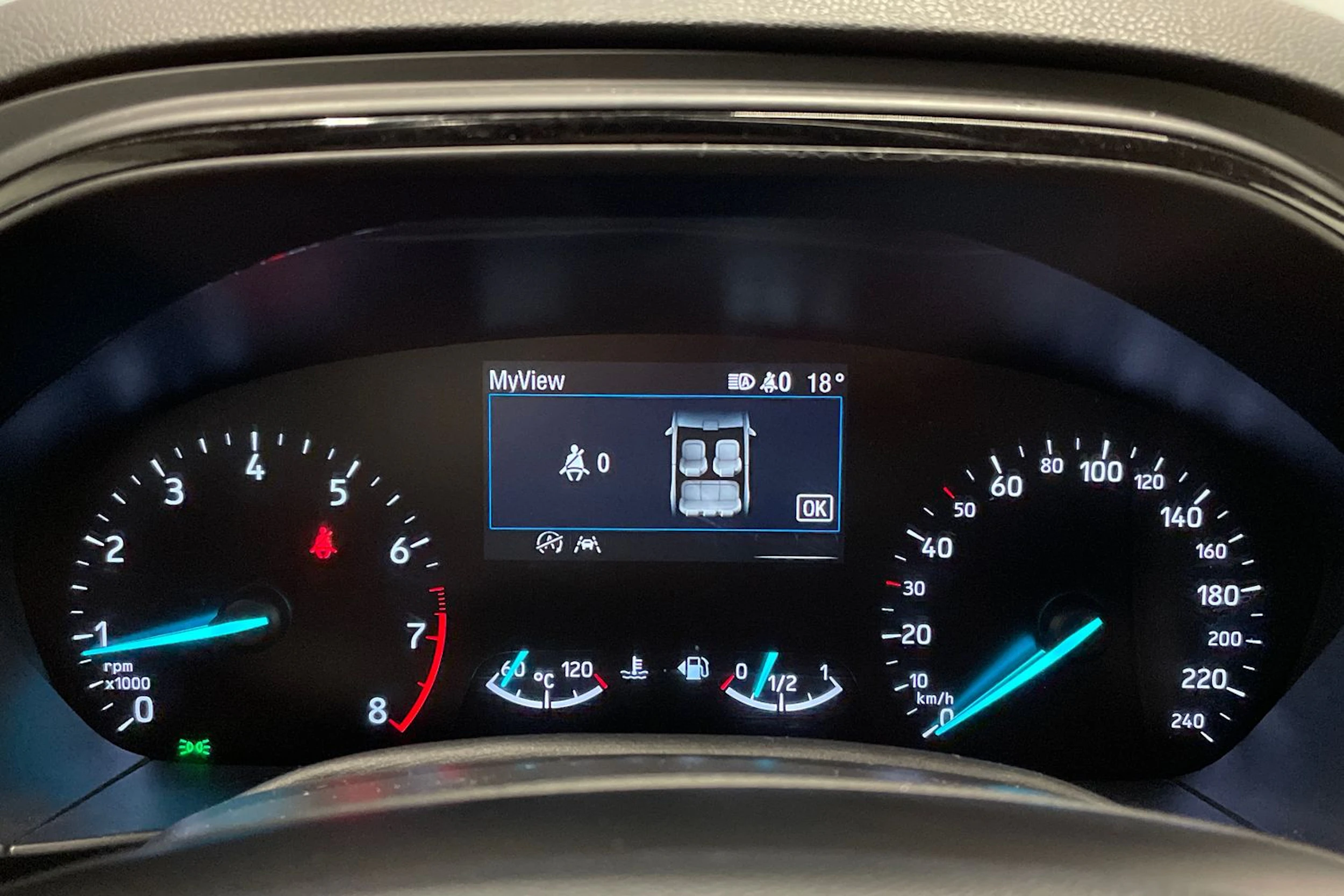 sininen Ford Focus 2019 kuva 13.