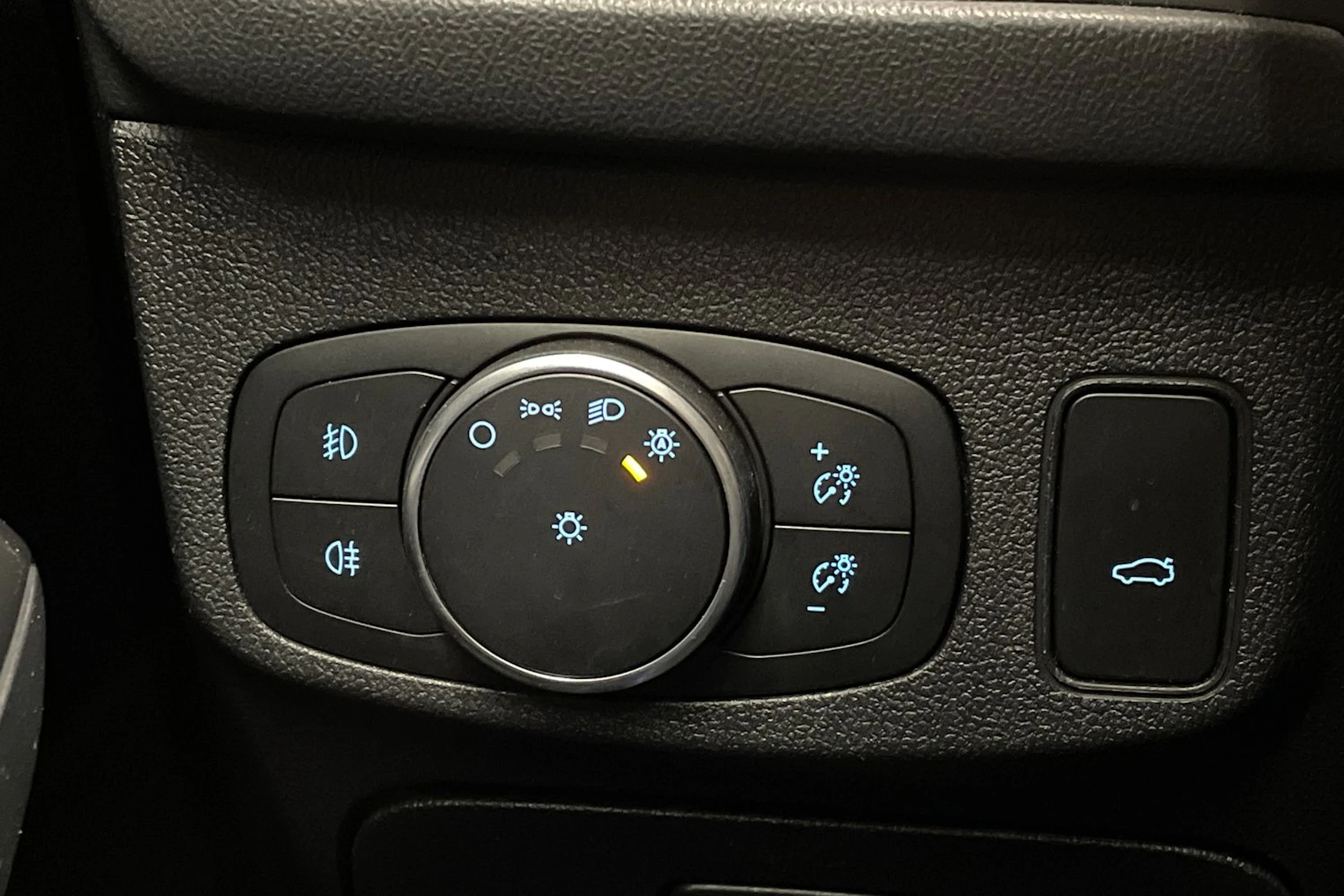 sininen Ford Focus 2019 kuva 21.