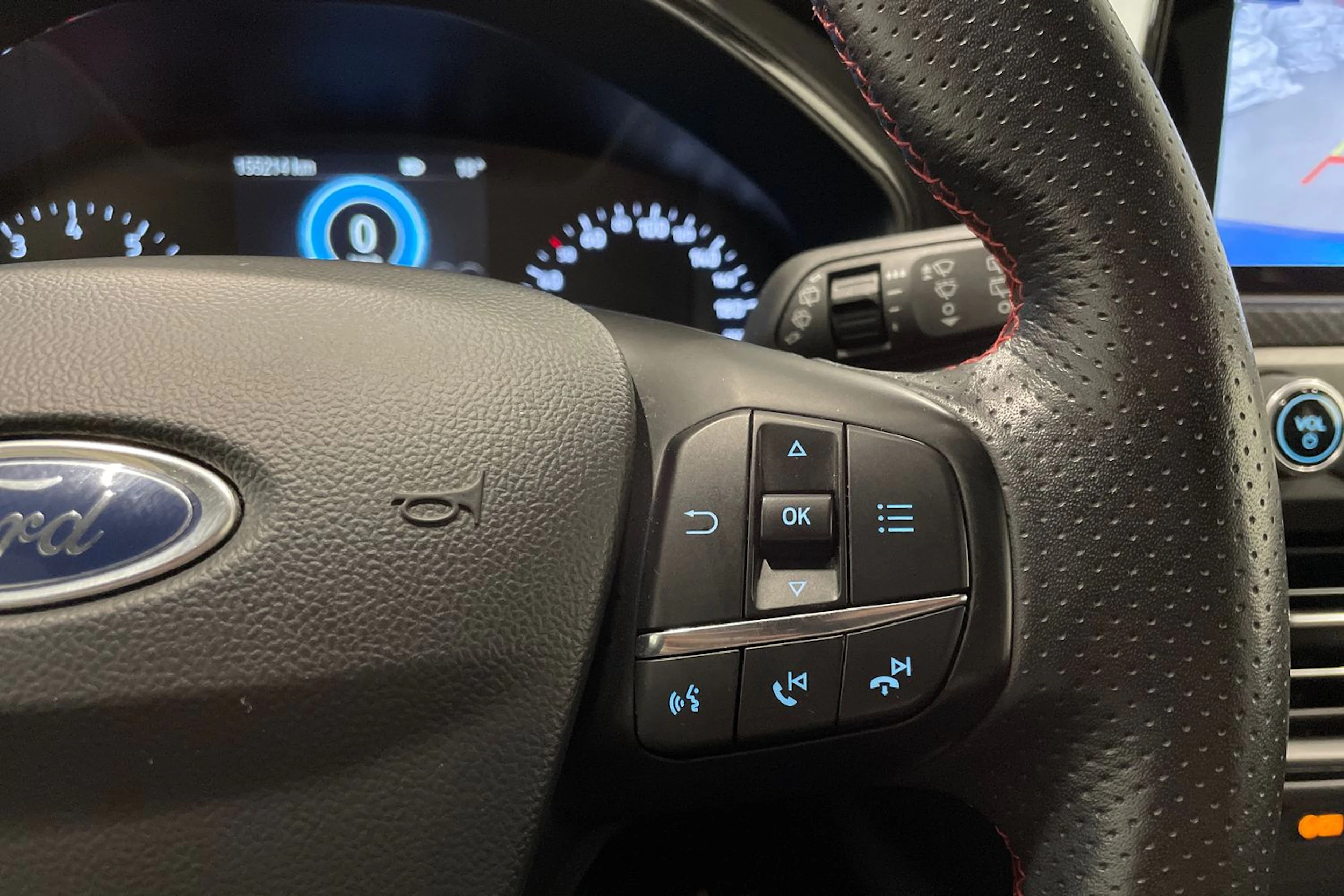 sininen Ford Focus 2019 kuva 23.