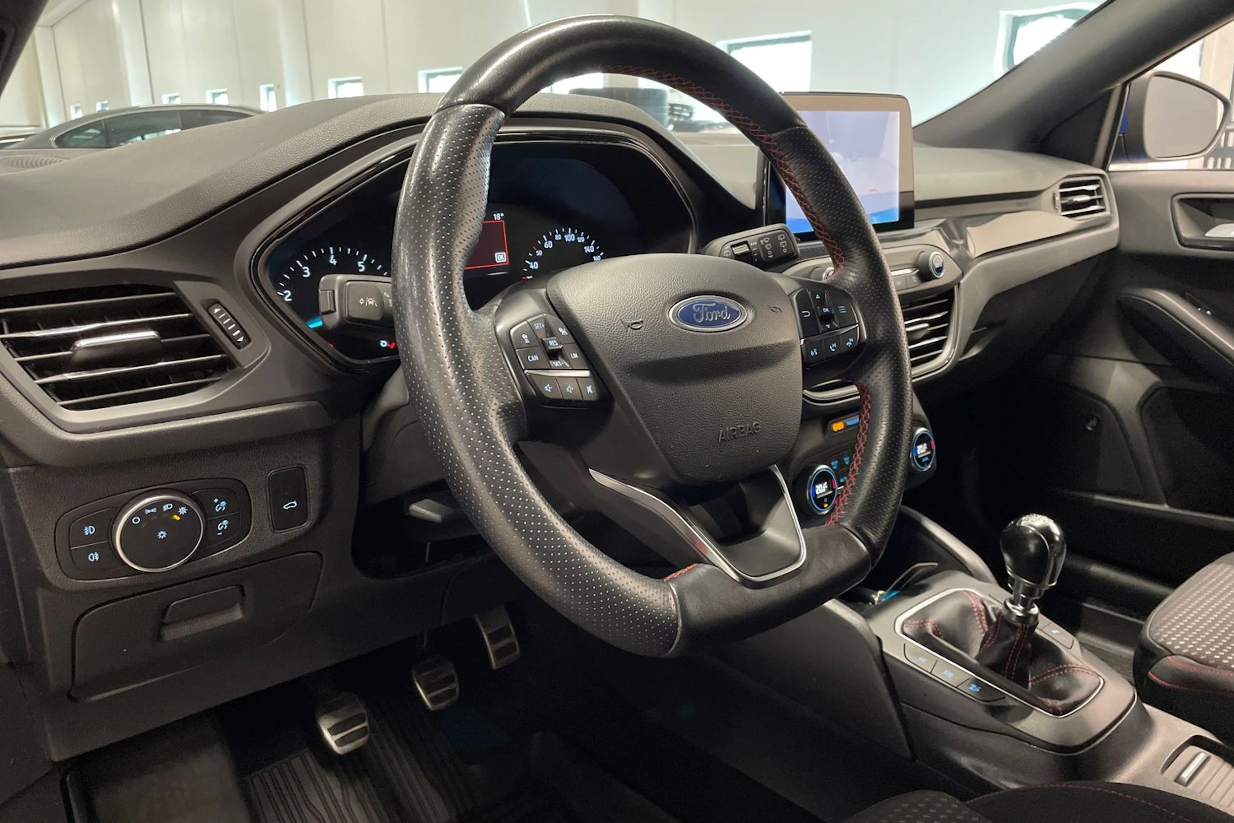 sininen Ford Focus 2019 kuva 24.