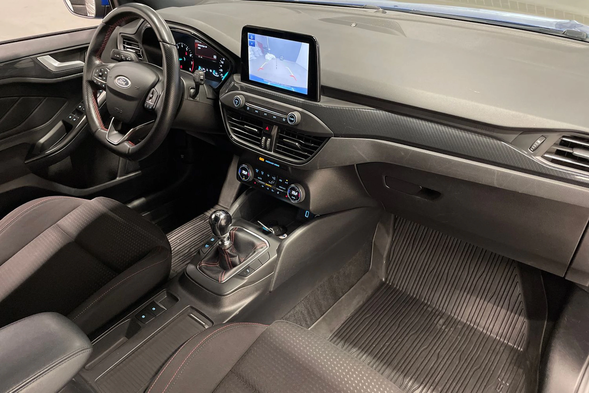 sininen Ford Focus 2019 kuva 26.