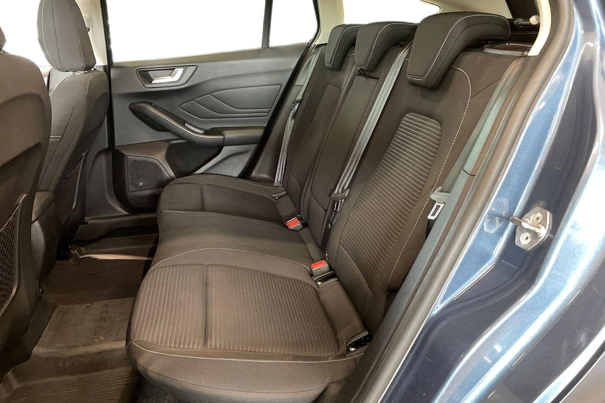 sininen Ford Focus 2019 kuva 8.