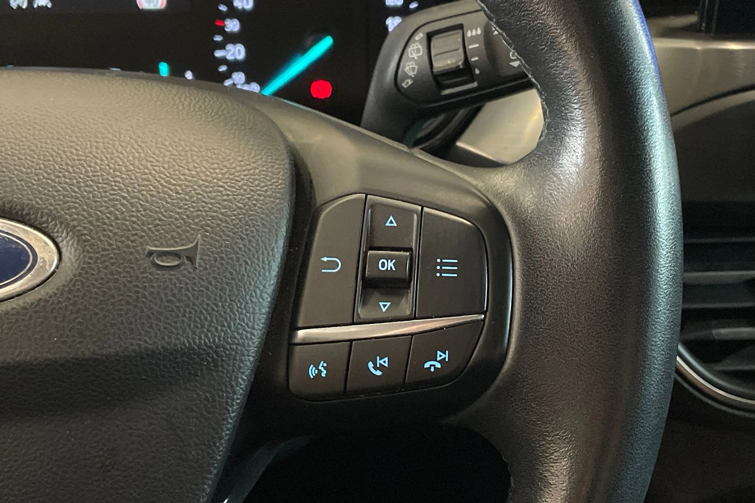 sininen Ford Focus 2019 kuva 14.