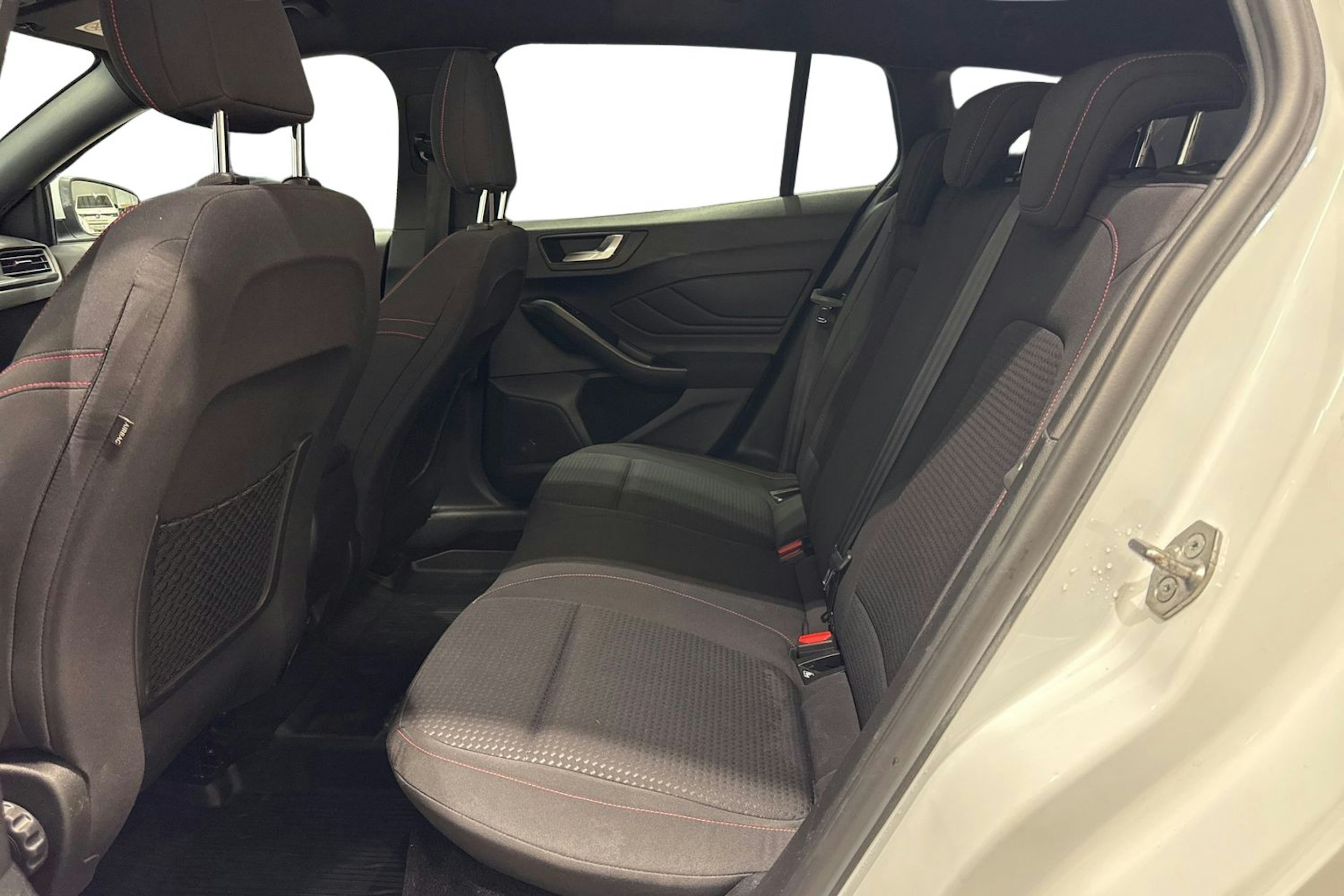 valkoinen Ford Focus 2019 kuva 10.