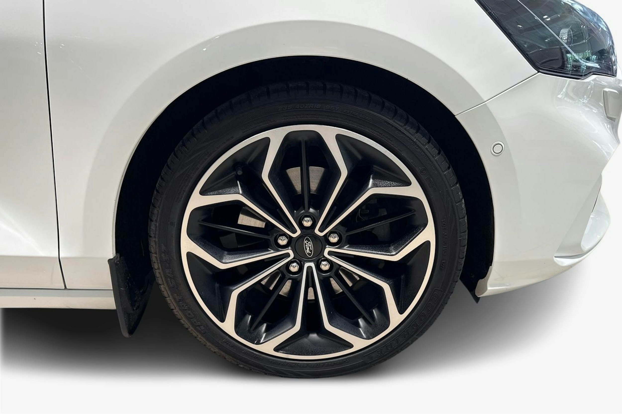 valkoinen Ford Focus 2019 kuva 11.