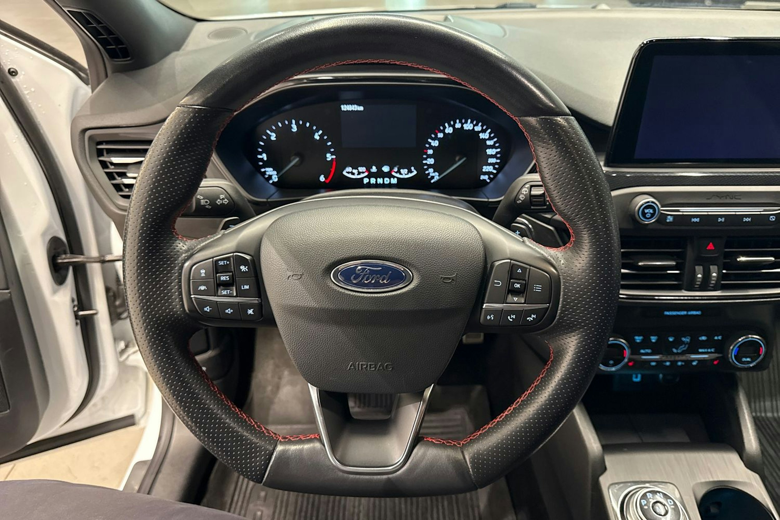 valkoinen Ford Focus 2019 kuva 14.