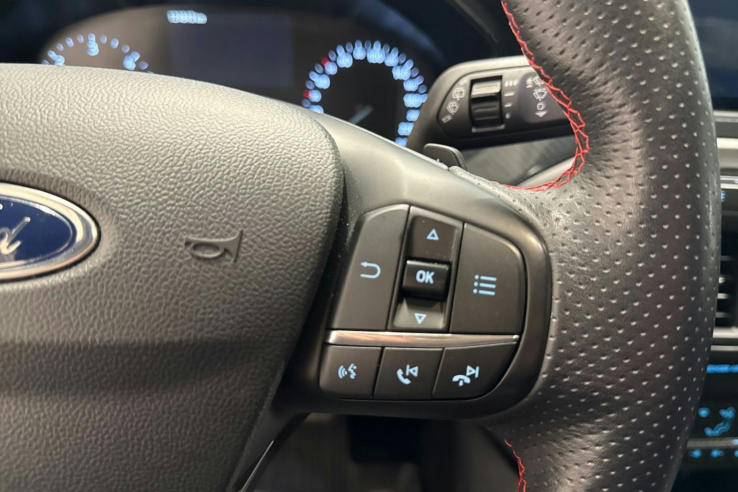valkoinen Ford Focus 2019 kuva 16.