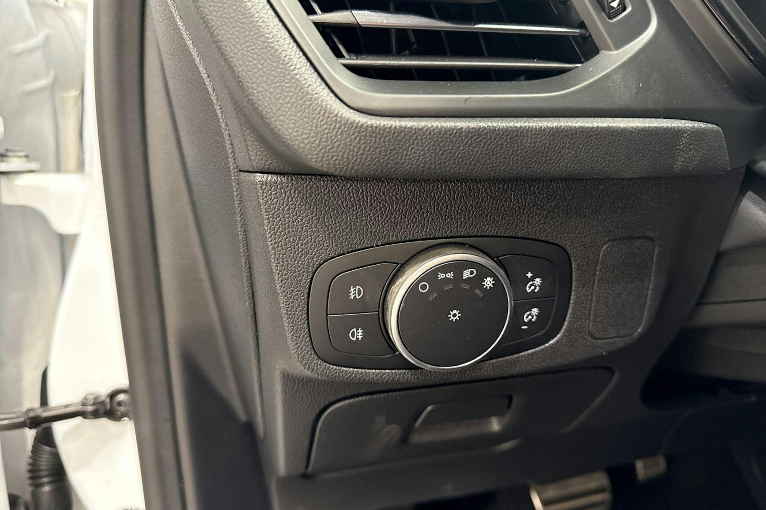 valkoinen Ford Focus 2019 kuva 17.