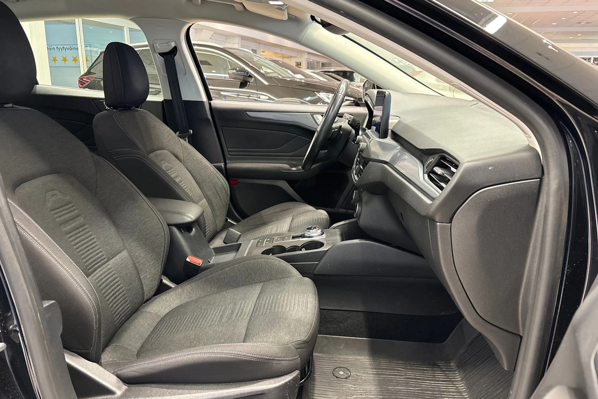 musta Ford Focus 2020 kuva 13.