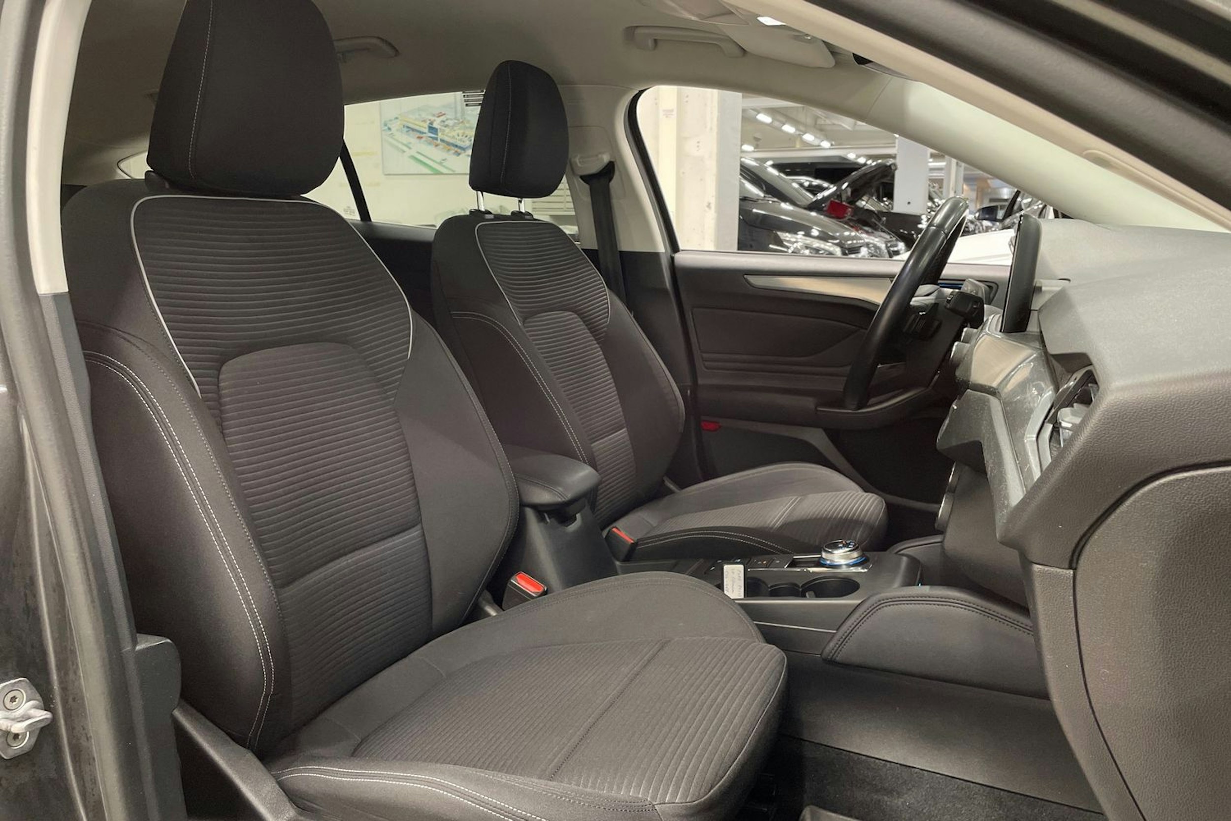 Harmaa Ford FOCUS 2020 kuva 22.