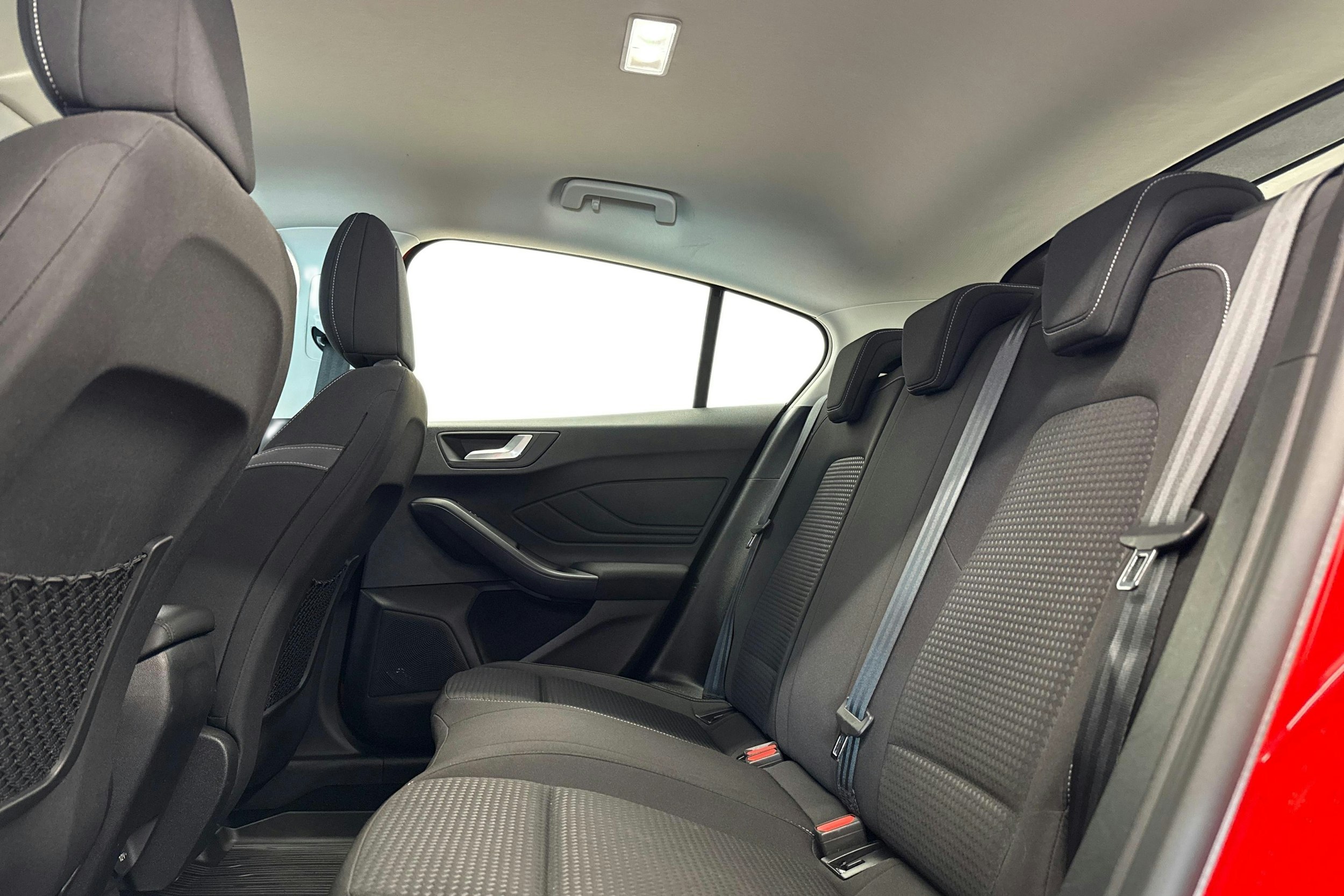 punainen Ford Focus 2020 kuva 10.