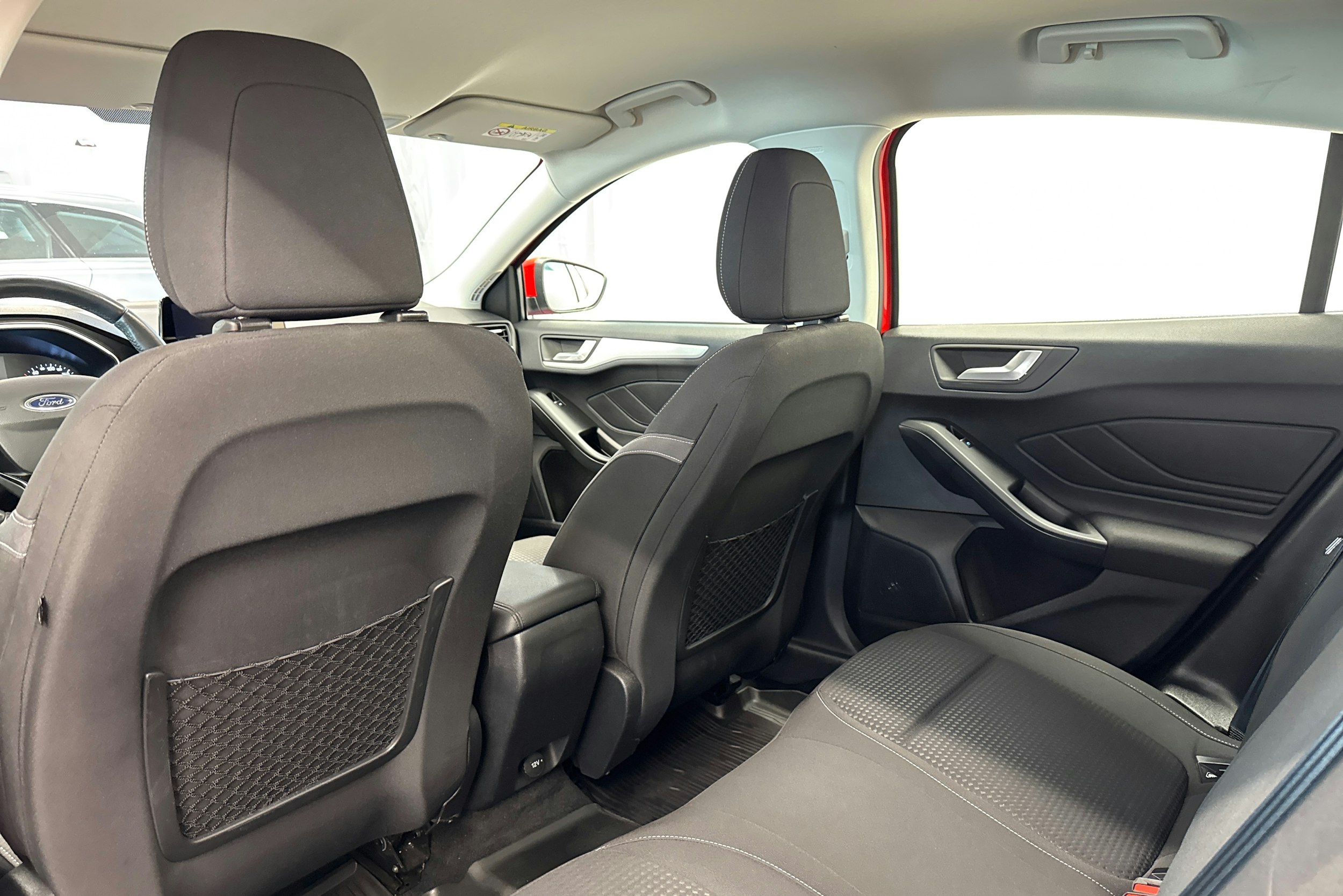 punainen Ford Focus 2020 kuva 14.