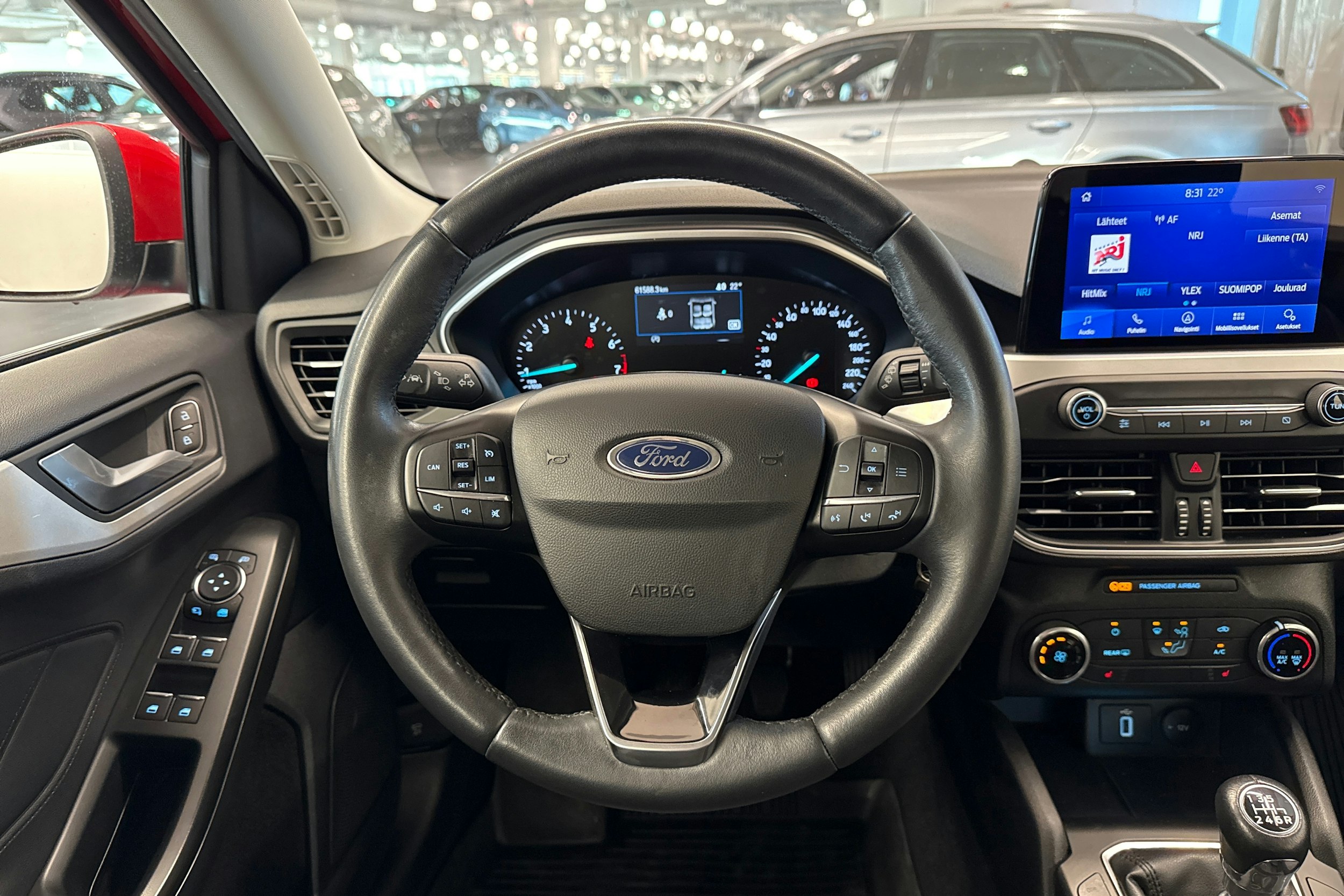 punainen Ford Focus 2020 kuva 17.