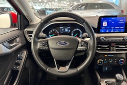 punainen Ford Focus 2020 kuva 17.