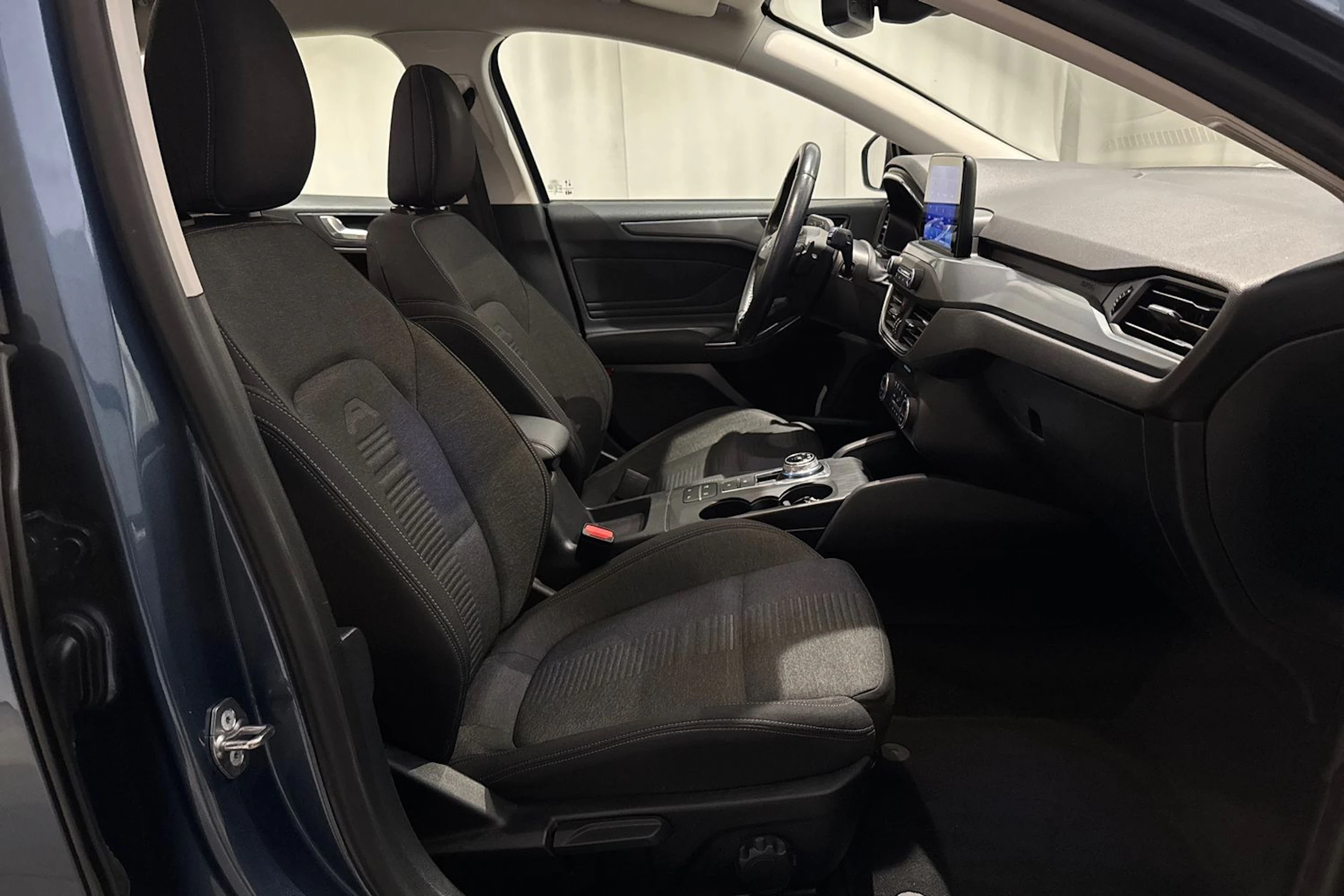 sininen Ford Focus 2020 kuva 13.