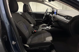 sininen Ford Focus 2020 kuva 13.