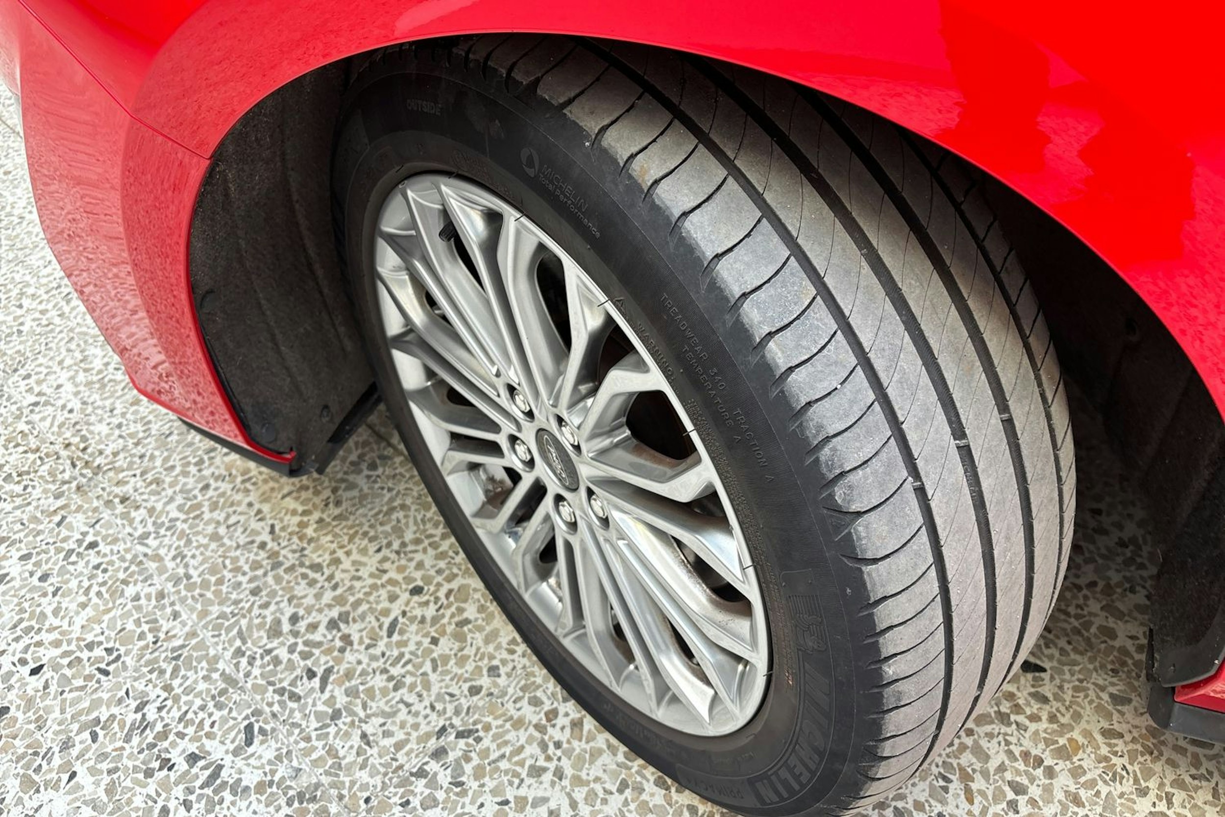 punainen Ford Focus 2020 kuva 13.