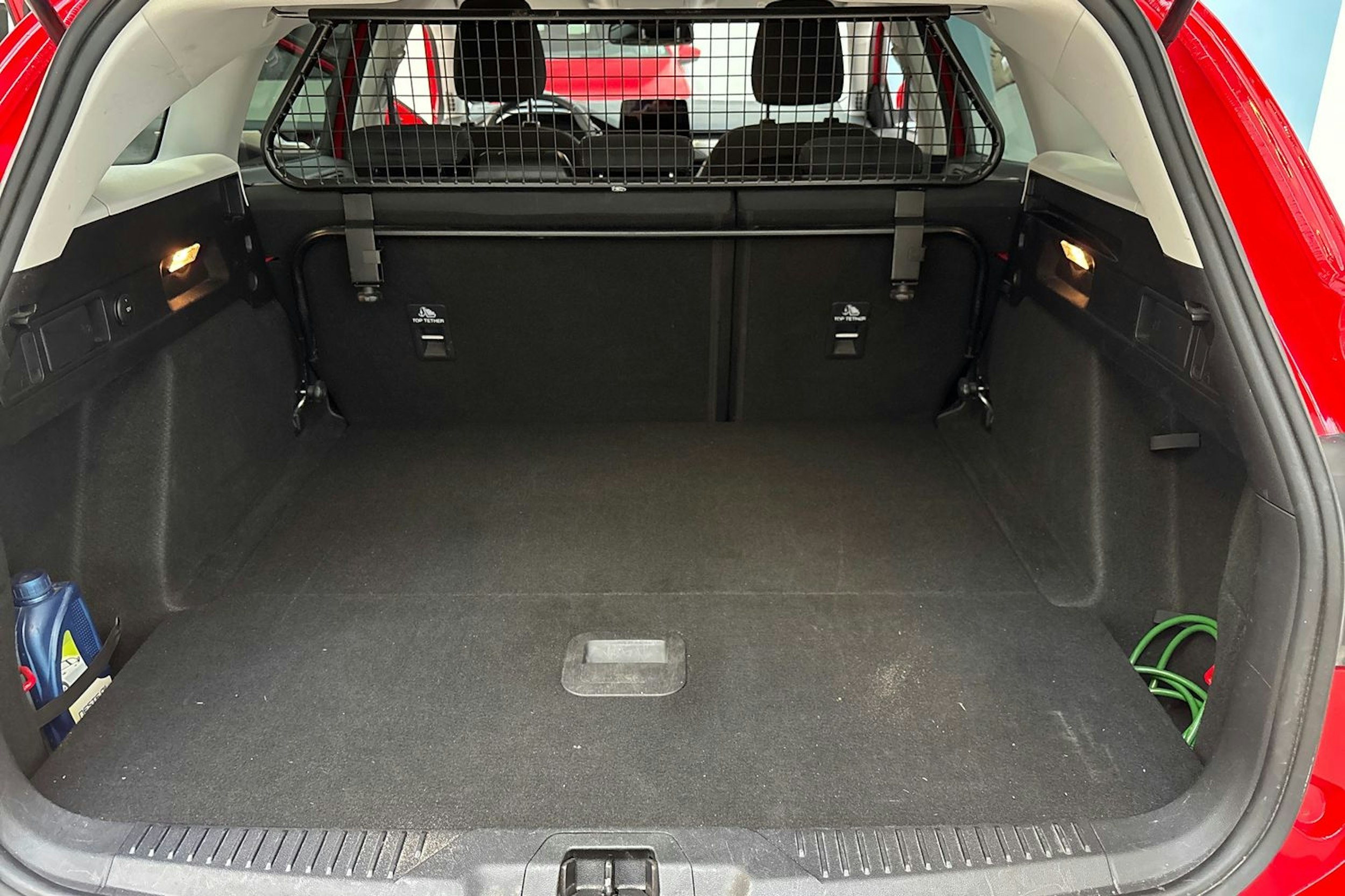 punainen Ford Focus 2020 kuva 14.