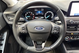 punainen Ford Focus 2020 kuva 17.