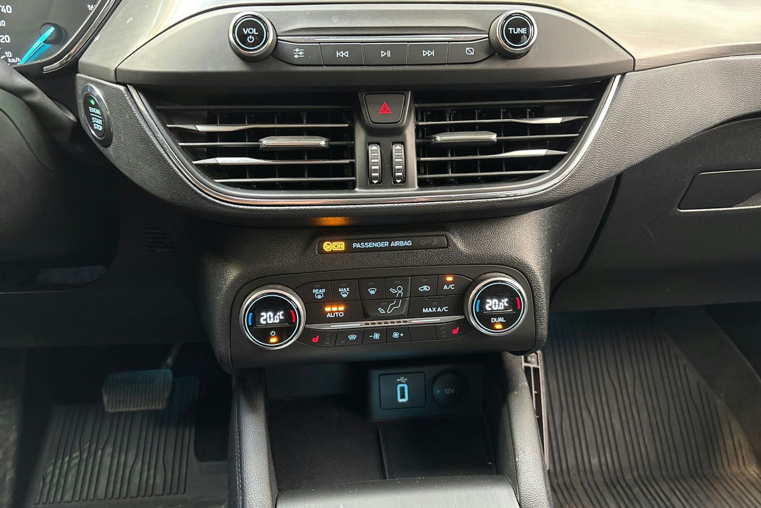 punainen Ford Focus 2020 kuva 26.