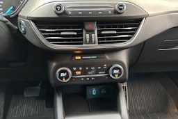 punainen Ford Focus 2020 kuva 26.