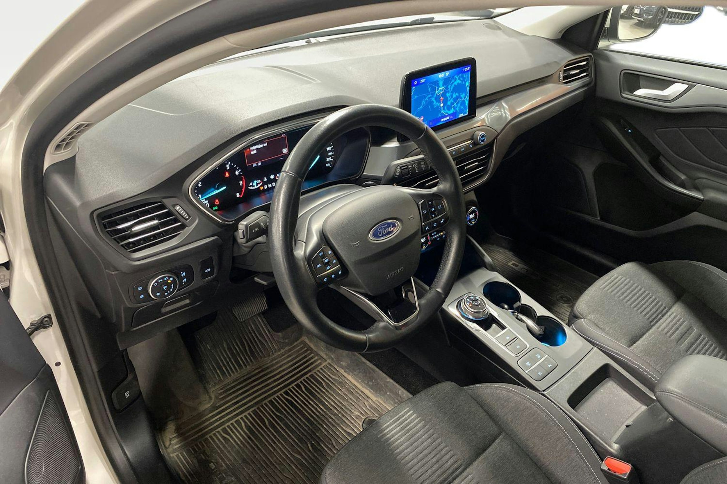 valkoinen Ford Focus 2020 kuva 3.