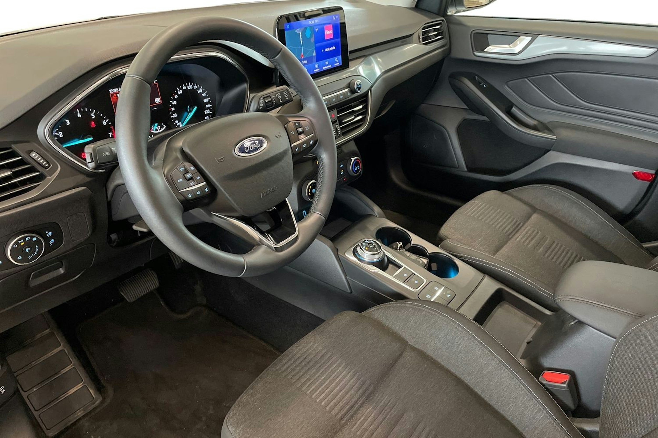 valkoinen Ford Focus 2020 kuva 7.