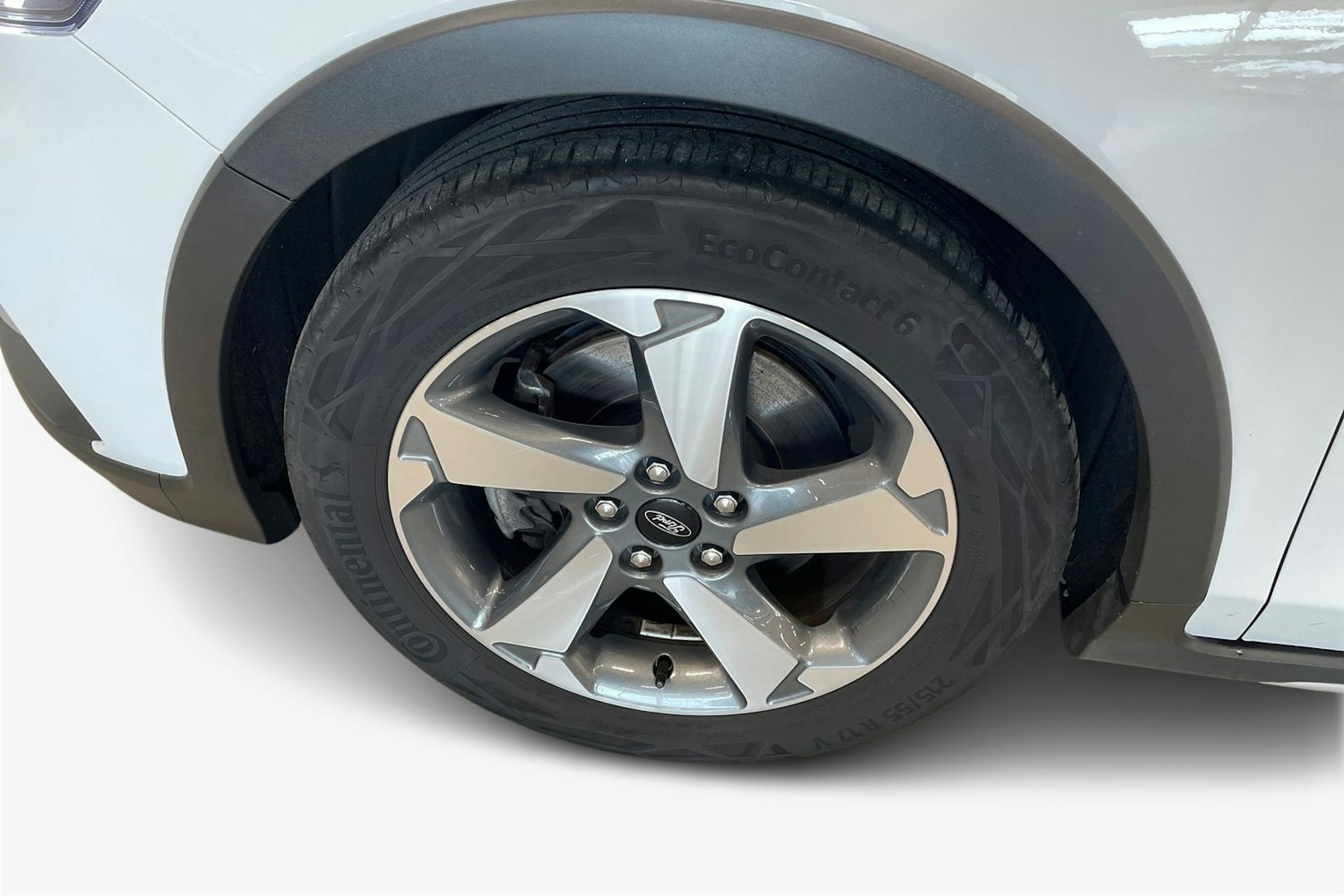 valkoinen Ford Focus 2020 kuva 11.