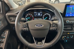 valkoinen Ford Focus 2020 kuva 17.
