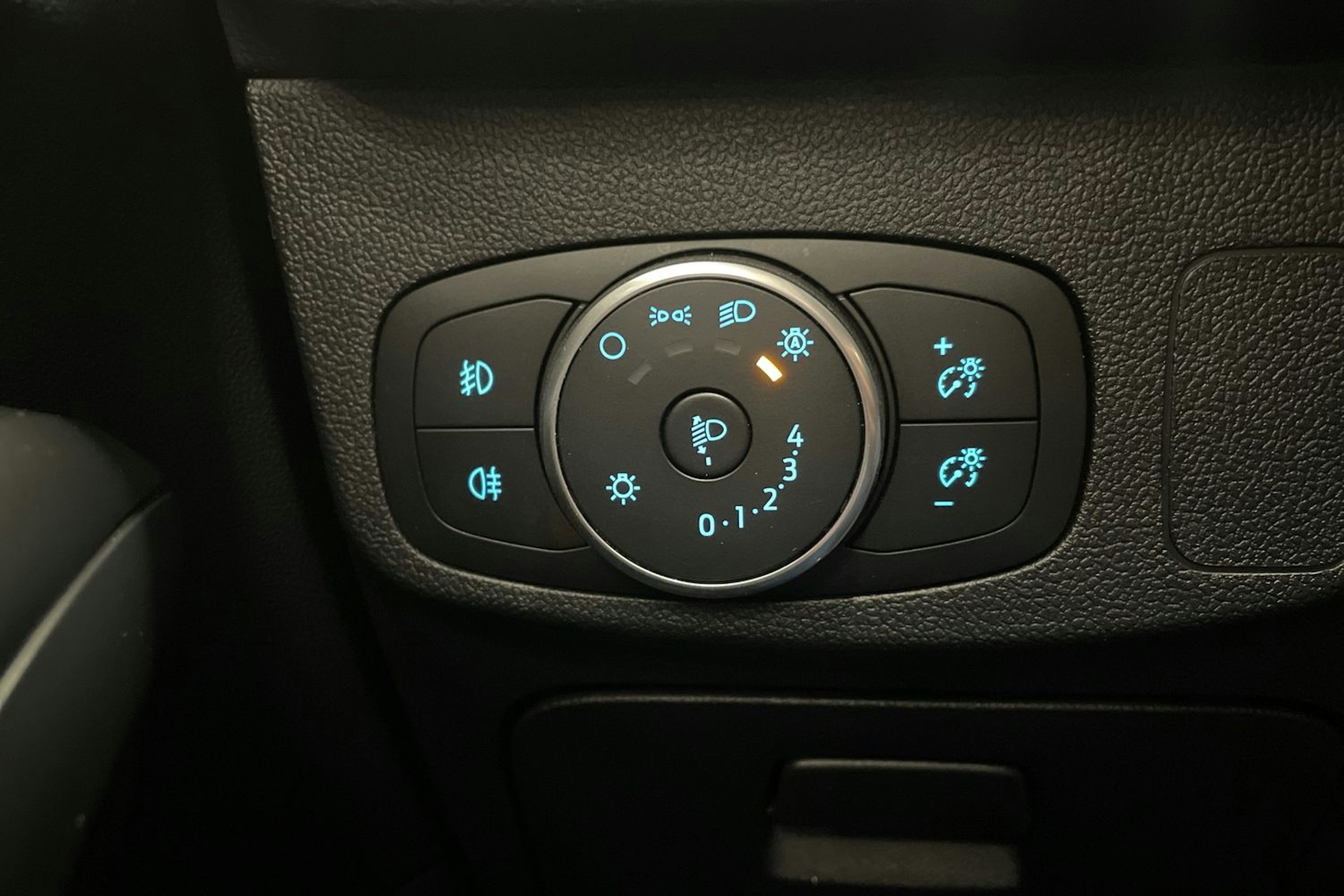 valkoinen Ford Focus 2020 kuva 21.