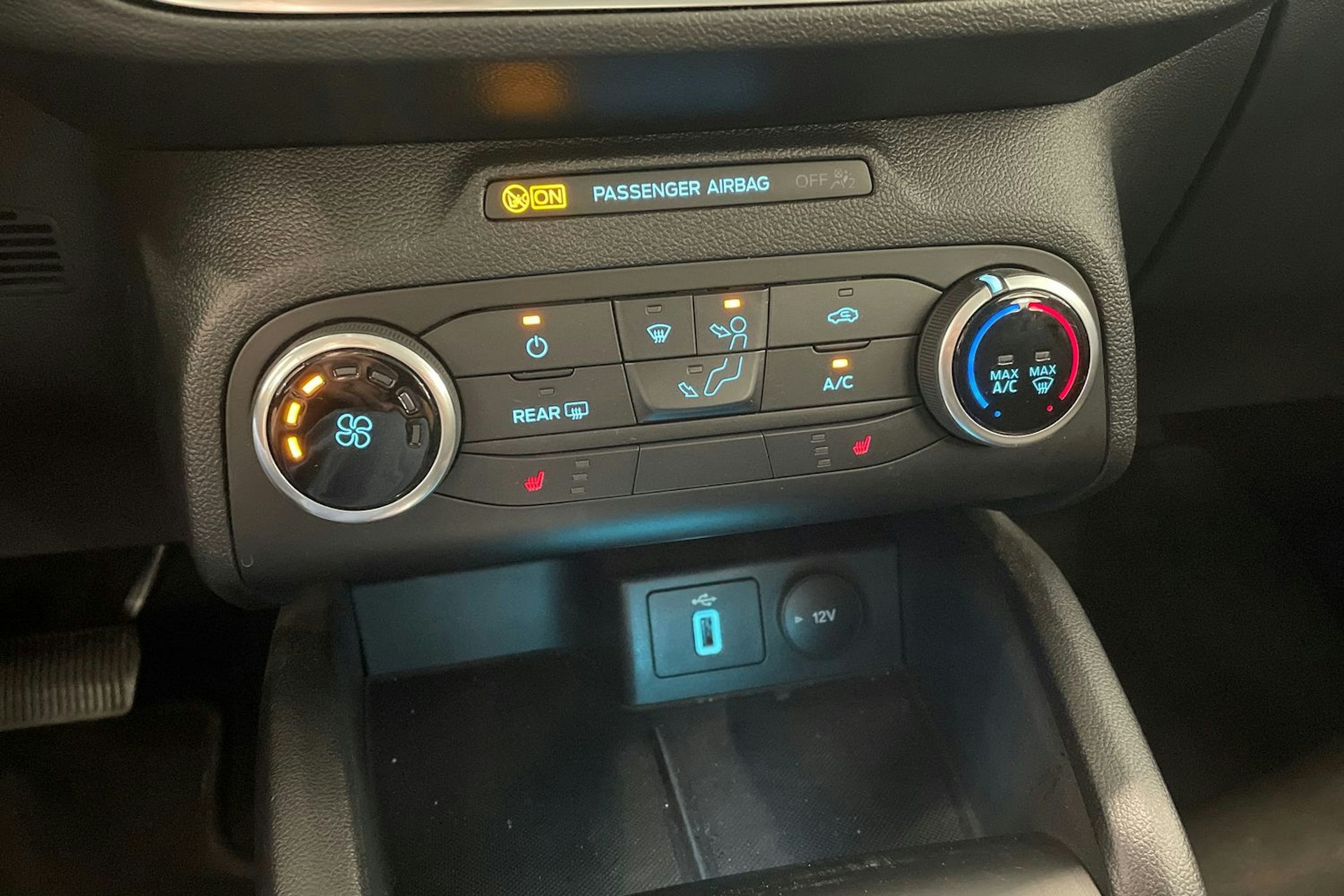 valkoinen Ford Focus 2020 kuva 24.