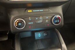 valkoinen Ford Focus 2020 kuva 24.