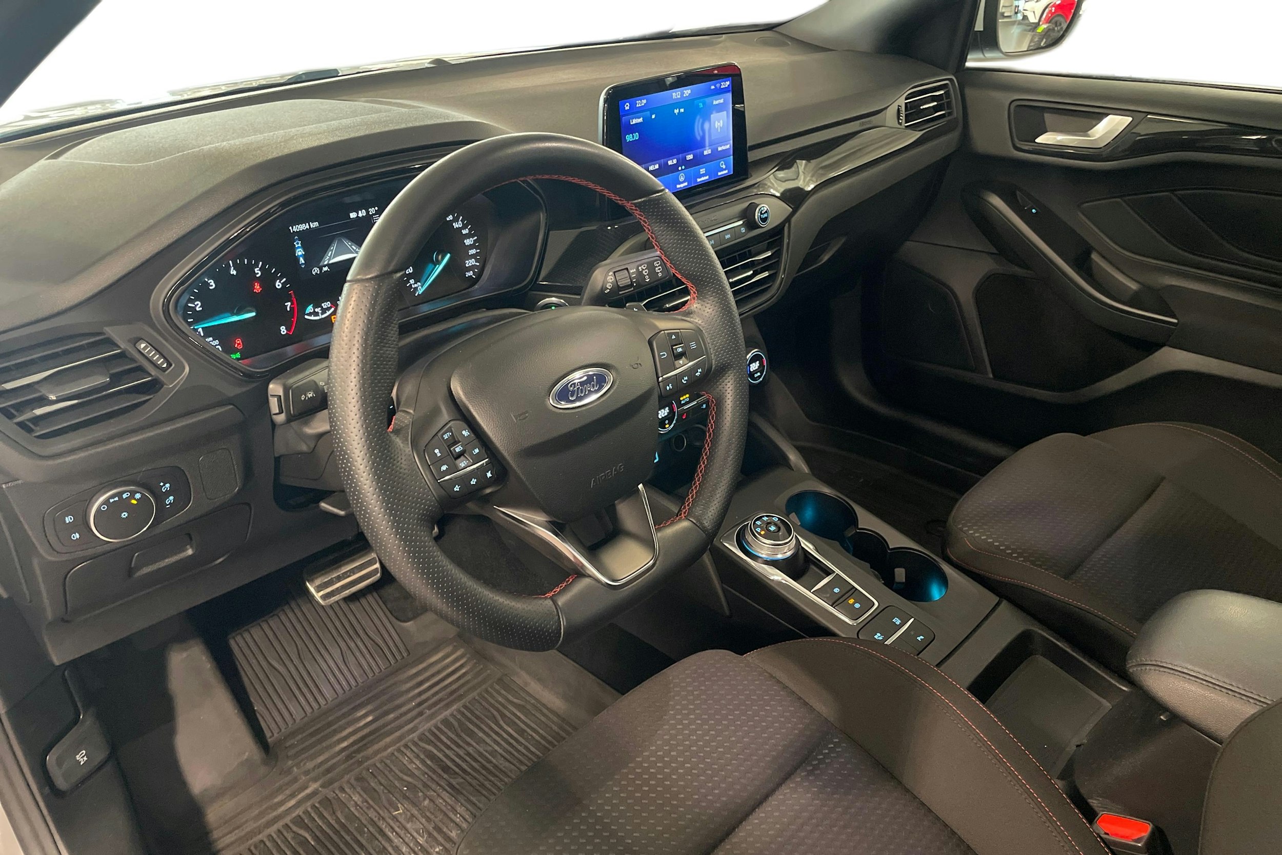 valkoinen Ford Focus 2020 kuva 7.