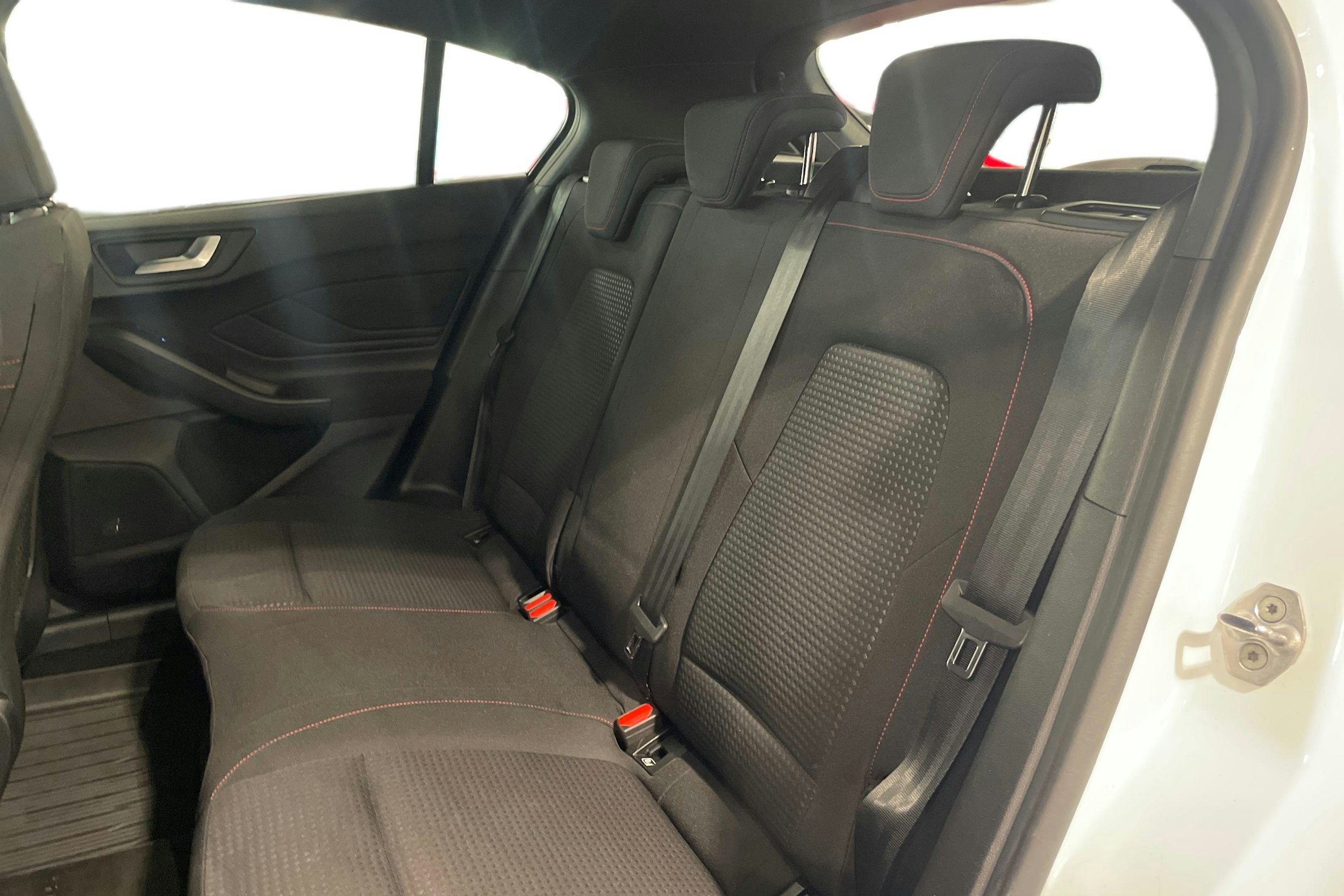 valkoinen Ford Focus 2020 kuva 10.