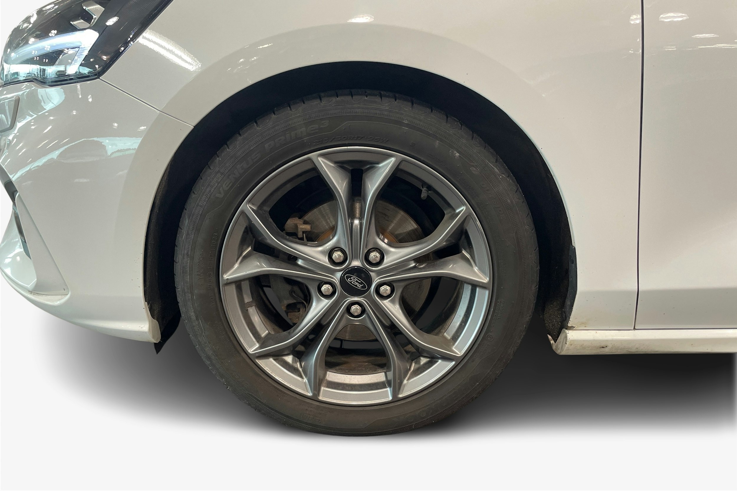 valkoinen Ford Focus 2020 kuva 11.