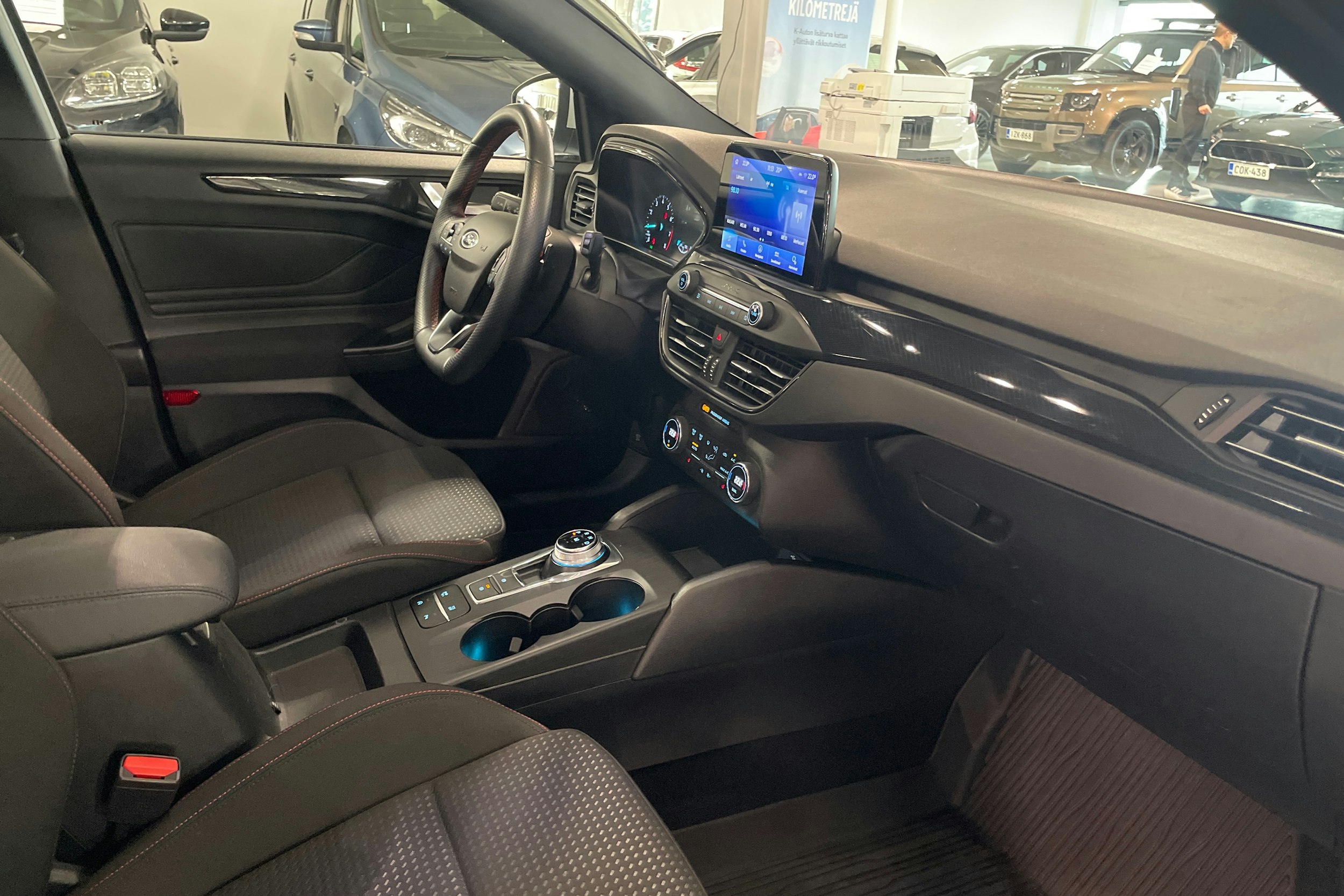 valkoinen Ford Focus 2020 kuva 16.