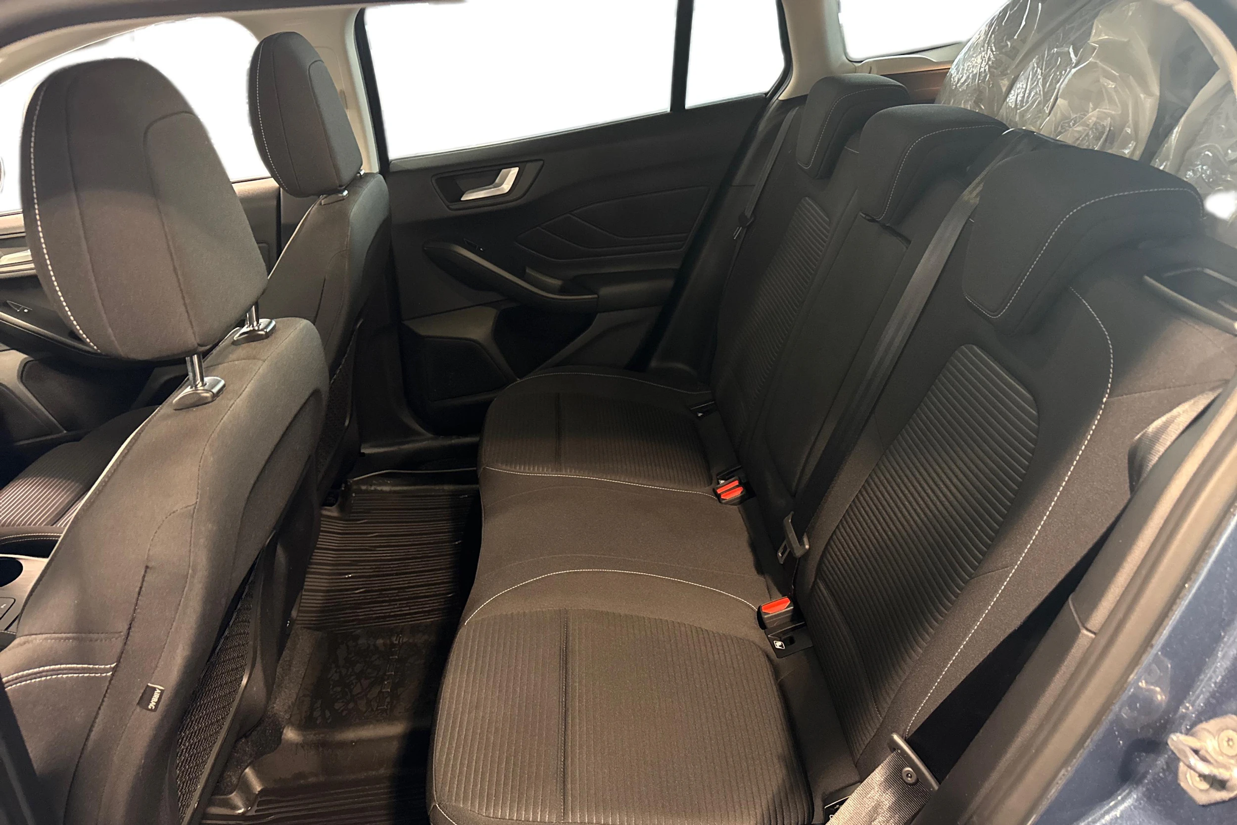 sininen Ford Focus 2020 kuva 8.