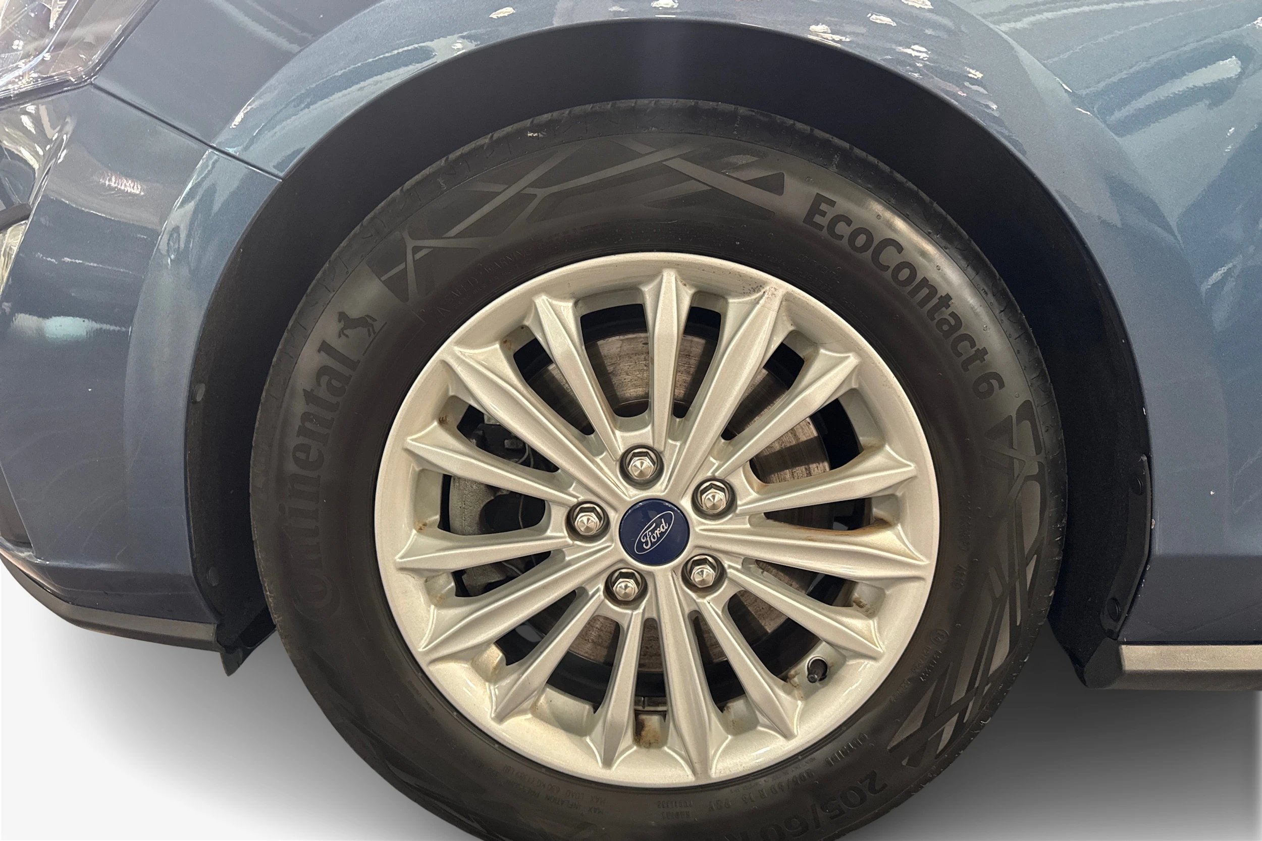 sininen Ford Focus 2020 kuva 9.